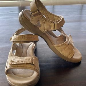 Womens Clarks size 9 beige walking sandals fully adjustable summer
